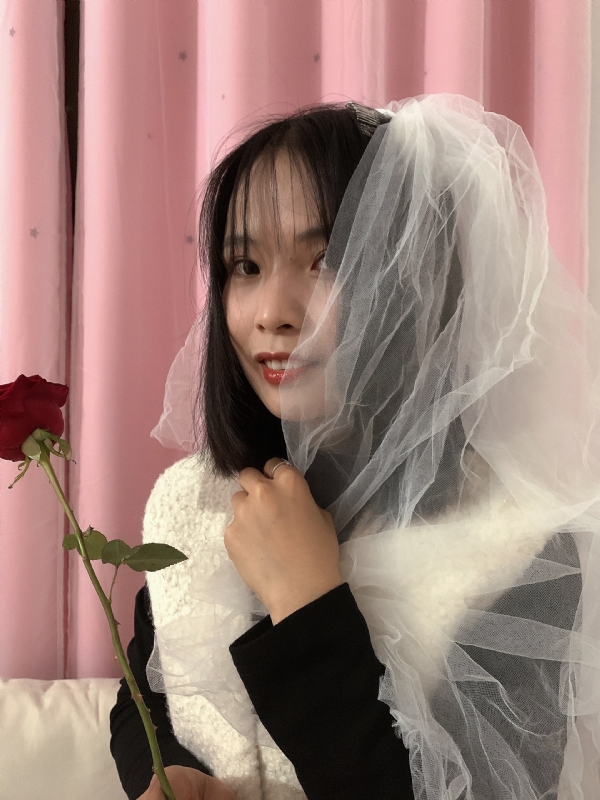 持紫菜包饭的女孩的第一张照片--龙岩相亲网